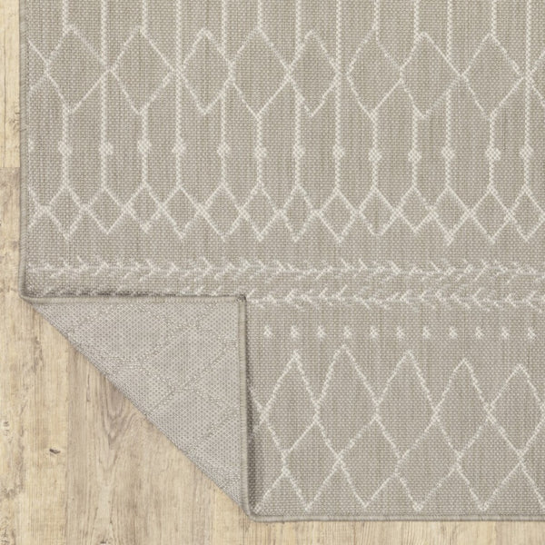 HomeRoots 7' Contemporary Gray and Ivory Geometric Area Rug for Indoor/Outdoor Spaces - Durable Design 6'7" x 9'2" 389540
