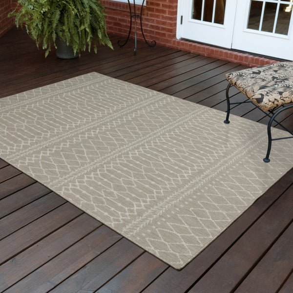 HomeRoots 7' Contemporary Gray and Ivory Geometric Area Rug for Indoor/Outdoor Spaces - Durable Design 7'10" x 10' 389541