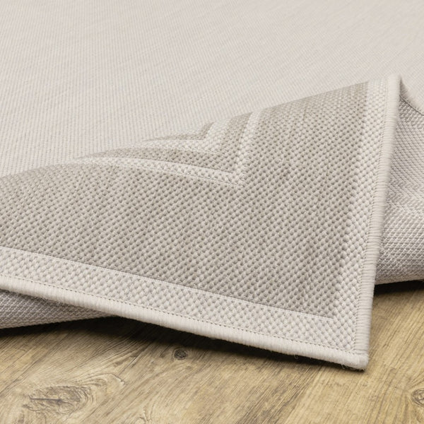 HomeRoots 7' Elegant Gray and Ivory Indoor Outdoor Area Rug - Durable, Low-Maintenance Design for Any Space 6'7" x 9'2" 389545