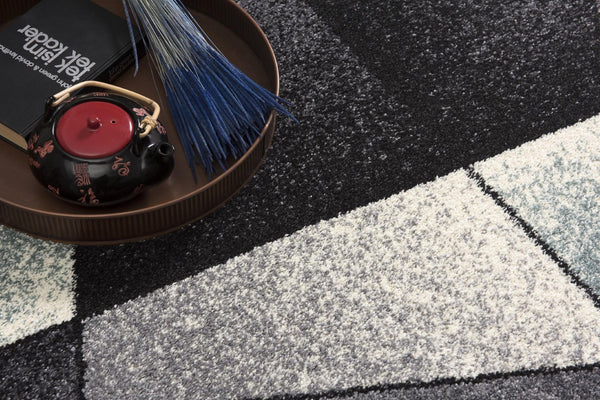 HomeRoots 4' Modern Gray and Blue Prism Pattern Area Rug – Durable, Stylish, and Ideal for High-Traffic Spaces 4x6 390328