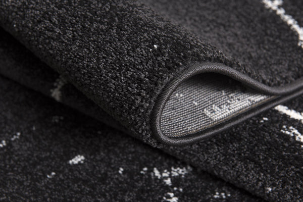 Homeroots 4' X 6' Black And White Abstract Breakage Area Rug  Polyester 390348