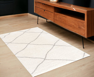 Homeroots 4' X 6' Ivory Modern Uneven Lattice Area Rug  Polyester 392337