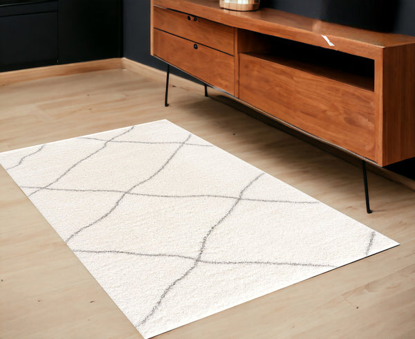 Homeroots 4' X 6' Ivory Modern Uneven Lattice Area Rug  Polyester 392337