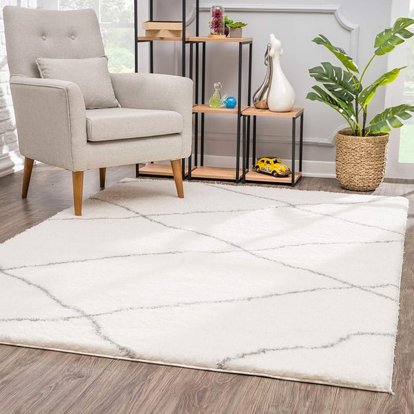 Homeroots 5' X 8' Ivory Modern Uneven Lattice Area Rug  Polyester 392338