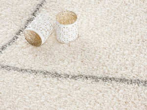 Homeroots 5' X 8' Ivory Modern Uneven Lattice Area Rug  Polyester 392338