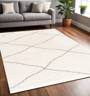 HomeRoots 5' Modern Ivory Lattice Area Rug - Plush Comfort and Contemporary Style for Any Space 5' X 8' 392338