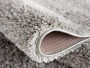 HomeRoots 5' Luxurious Ivory Modern Shag Area Rug - Soft, Durable, and Stylish for Any Home Decor Theme 7' X 9' 392384