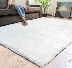 Homeroots 5' X 7' White Dhurrie Area Rug  Polyester 393206