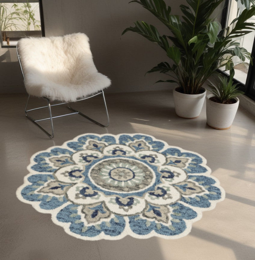 Homeroots 4' Blue And Cream Round Wool Floral Medallion Hand Tufted Area Rug Ivory Wool 393675