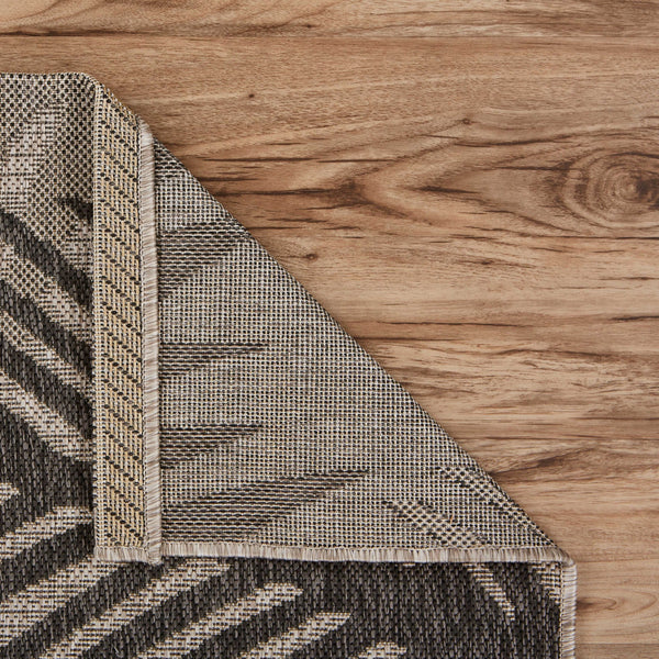 Homeroots 5' X 7' Beige Floral Indoor Outdoor Area Rug Black Polypropylene 393728