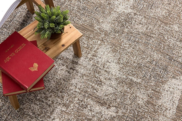 HomeRoots 5' Gray and Ivory Abstract Area Rug - Modern, Durable, and Easy-Care for Stylish Living Spaces 8' x 10' 394125