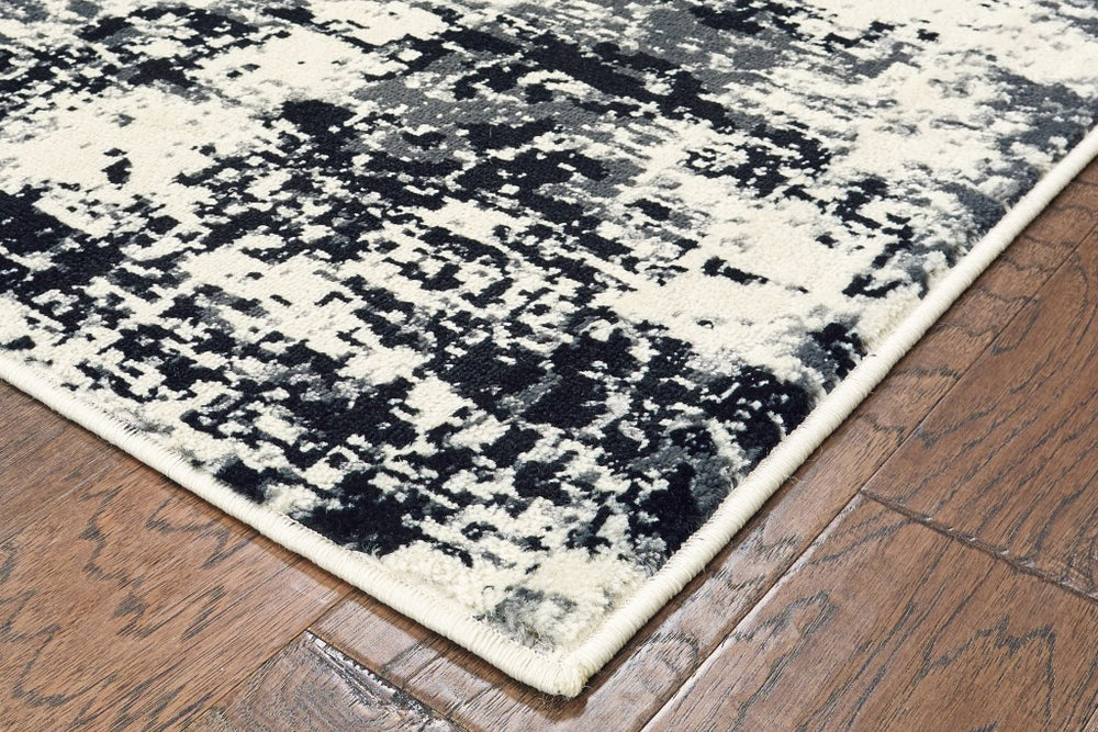 Homeroots 5' X 7' Black And White Abstract Area Rug  Olefin 395772