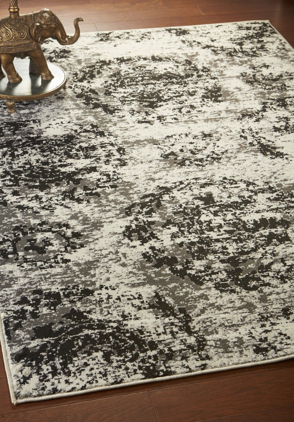 Homeroots 5' X 7' Black And White Abstract Area Rug  Olefin 395772