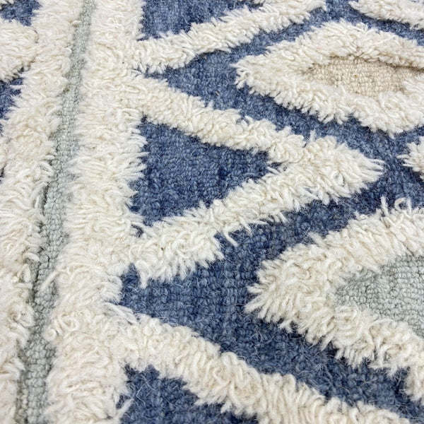 HomeRoots 6' Elegant Blue and Cream Striped Diamonds Area Rug - Hand-Tufted Wool with Bohemian Charm 6' Round 396175