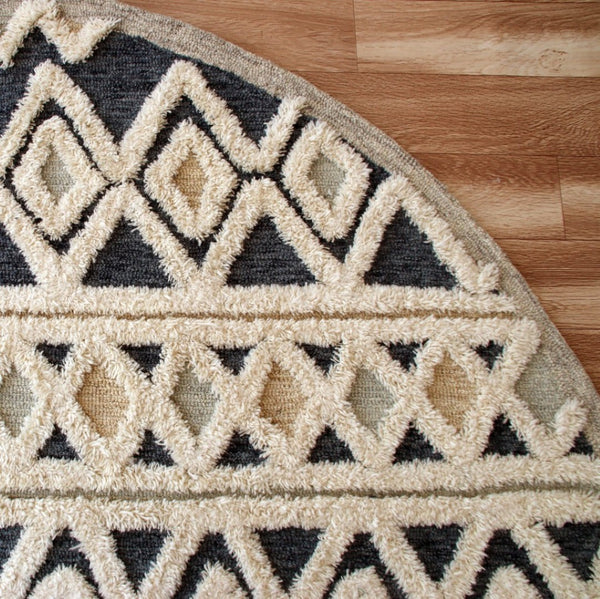 HomeRoots 6' Elegant Blue and Cream Striped Diamonds Area Rug - Hand-Tufted Wool with Bohemian Charm 6' Round 396175