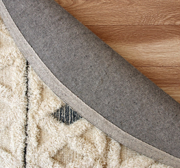 HomeRoots 6' Cream and Blue Tufted Diamonds Area Rug - Luxurious Wool, Cozy Style for Modern Interiors 6' Round 396177