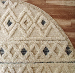 HomeRoots 6' Cream and Blue Tufted Diamonds Area Rug - Luxurious Wool, Cozy Style for Modern Interiors 6' Round 396177