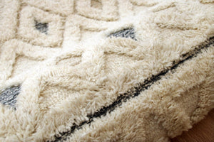 HomeRoots 6' Cream and Blue Tufted Diamonds Area Rug - Luxurious Wool, Cozy Style for Modern Interiors 6' Round 396177