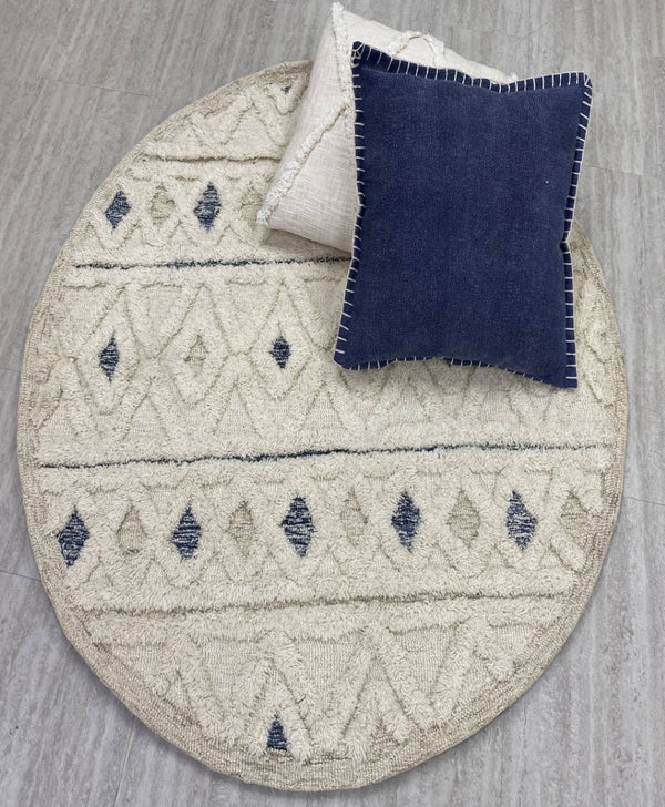 HomeRoots 6' Cream and Blue Tufted Diamonds Area Rug - Luxurious Wool, Cozy Style for Modern Interiors 6' Round 396177