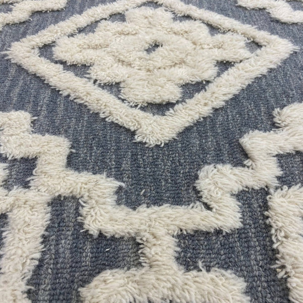 HomeRoots 6' Geometric Gray and Cream Wool Area Rug – Hand-Tufted Luxury for Modern Living Spaces 6' Round 396179