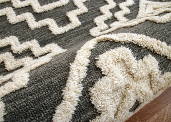 HomeRoots 6' Geometric Gray and Cream Wool Area Rug – Hand-Tufted Luxury for Modern Living Spaces 6' Round 396179