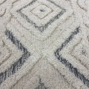 HomeRoots 6' Modern Geometric Area Rug in Cream and Deep Gray - Hand-Tufted Wool for Stylish Warmth & Durability 6' Round 396183
