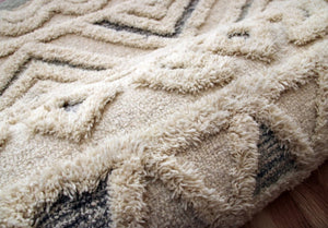 HomeRoots 6' Modern Geometric Area Rug in Cream and Deep Gray - Hand-Tufted Wool for Stylish Warmth & Durability 6' Round 396183