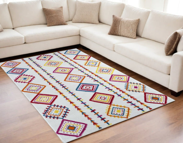 Homeroots 5' X 7' Red And White Diamonds Array Area Rug  Olefin 396307