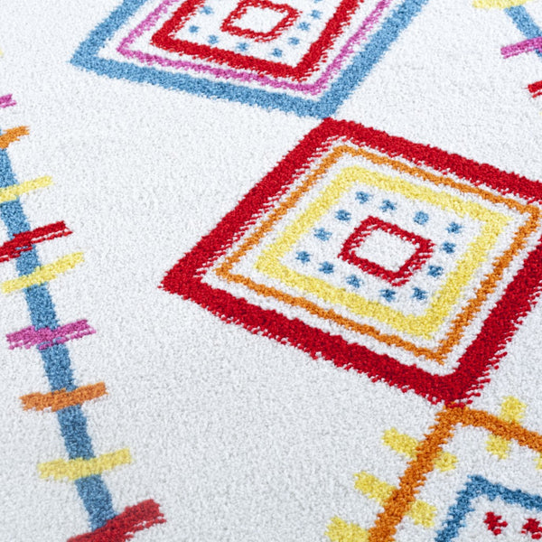 Homeroots 5' X 7' Red And White Diamonds Array Area Rug  Olefin 396307