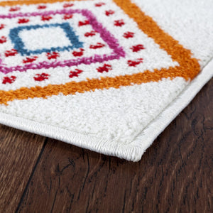 Homeroots 5' X 7' Red And White Diamonds Array Area Rug  Olefin 396307