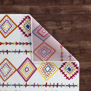 Homeroots 5' X 7' Red And White Diamonds Array Area Rug  Olefin 396307