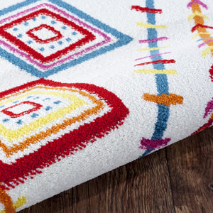 Homeroots 5' X 7' Red And White Diamonds Array Area Rug  Olefin 396307