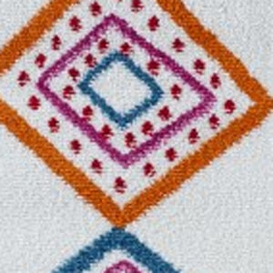 Homeroots 5' X 7' Red And White Diamonds Array Area Rug  Olefin 396307