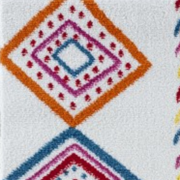 Homeroots 5' X 7' Red And White Diamonds Array Area Rug  Olefin 396307