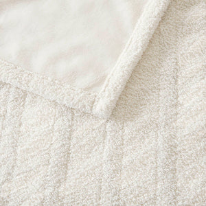 English Elm 1 Lightweight Down Alternative Twin Blanket with Satin Trim, Microfiber Cover, 13oz Filling, Quilted Ivory 17.13 L x 13.58 W x 5.91 H B035P319614