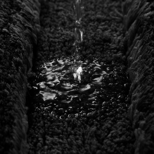 JLA Home Madison Park - Rug Madison Park Tufted Pearl Channel Plush Bath Accent with High-Low Stripe Texture, Machine Washable Black MP72-8459