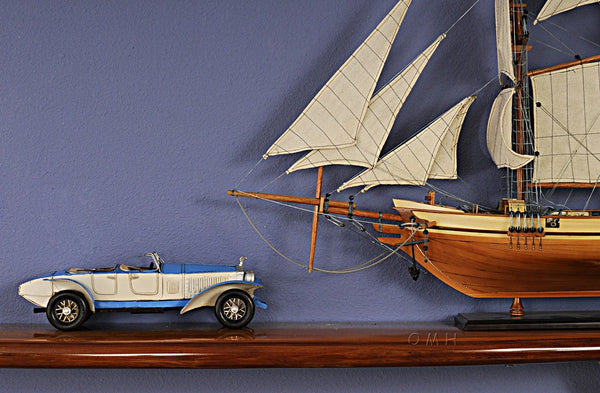 Homeroots 4" White Metal Hand Painted Model Car Tabletop Sculpture  Metal 401128