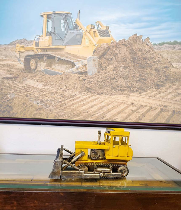 Homeroots Chevrolet Tow Truck Sculpture  Metal 401177