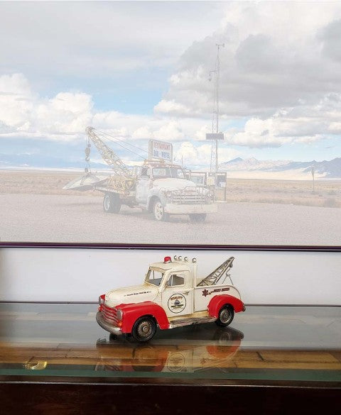 Homeroots Chevrolet Tow Truck Sculpture - Handcrafted Metal Replica With Vintage Charm For Auto Enthusiasts  Metal 401180