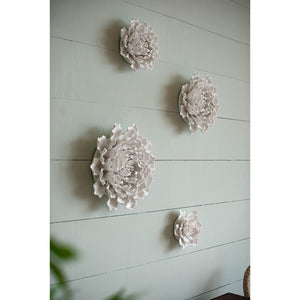 Homeroots 9" Off White Sculptural Flower Ceramic Wall Decor  Ceramic 401280