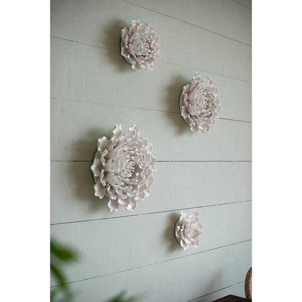 Homeroots 9" Off White Sculptural Flower Ceramic Wall Decor  Ceramic 401280