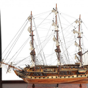 Homeroots 39" Wood Brown Solid Wood Hand Painted 1797 Uss Constitution Large Table Top Display Case Model Boat  Solid Wood 401838