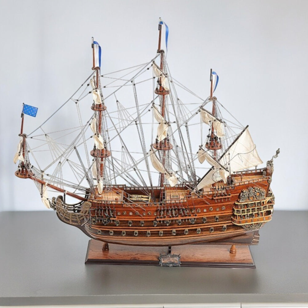 Homeroots 27" Wood Brown Solid Wood Hand Painted Solei Royal Medium Model Boat  Solid Wood 401852