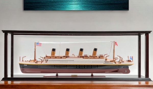 Homeroots 15" Black And Red Solid Wood Hand Painted 1912 Rms Titanic Large Display Case Model Boat  Solid Wood 401879