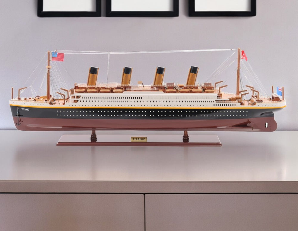 Homeroots 10" Black And Red Solid Wood Hand Painted 1912 Rms Titanic Small Model Boat  Solid Wood 401882