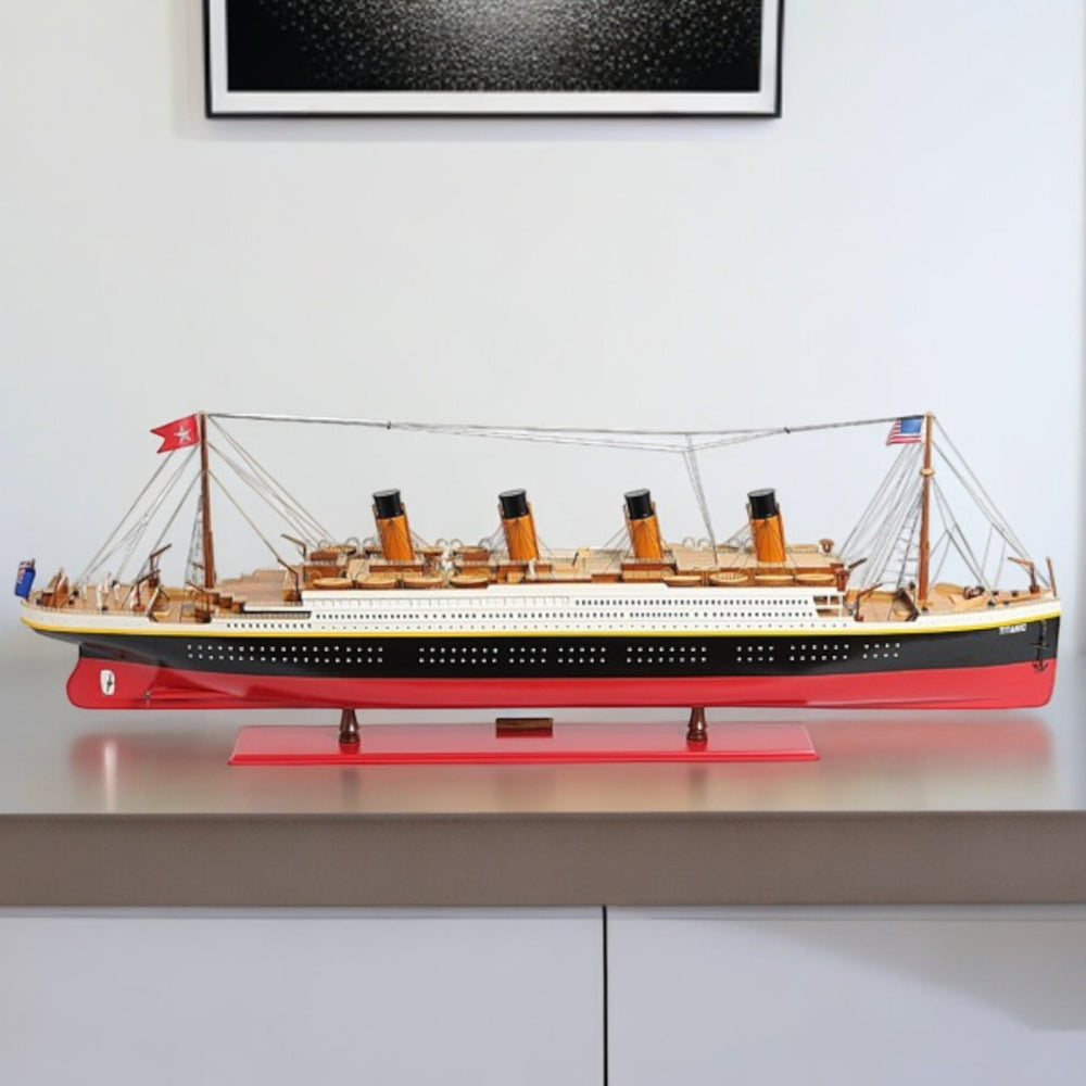 Homeroots 19" Black And Red Hand Painted Sculpture  Solid Wood 401886