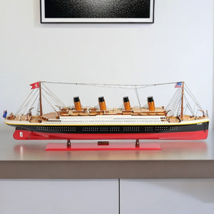 Homeroots 19" Black And Red Hand Painted Sculpture  Solid Wood 401886