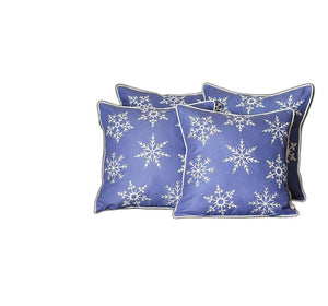 Homeroots Set Of 4 Blue And White Snowflakes Throw Pillows   402353