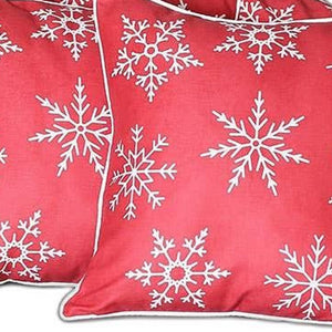 Homeroots Set Of 4 Red And White Snowflakes Throw Pillows   402354
