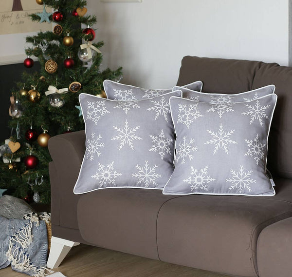 Homeroots Set Of 4 Gray And White Snowflakes Throw Pillows   402355